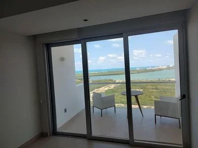 Balkon; výhled, přirozené světlo, dlažba