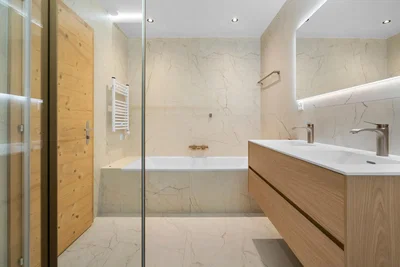 Banyo; fayans zemin, tadilatlı, doğal ışık