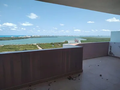Balkon; výhled, přirozené světlo, nutná rekonstrukce, dlažba