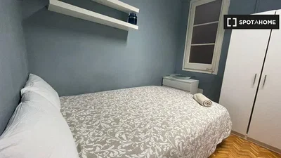 Camera da letto; pavimento in legno, luce naturale