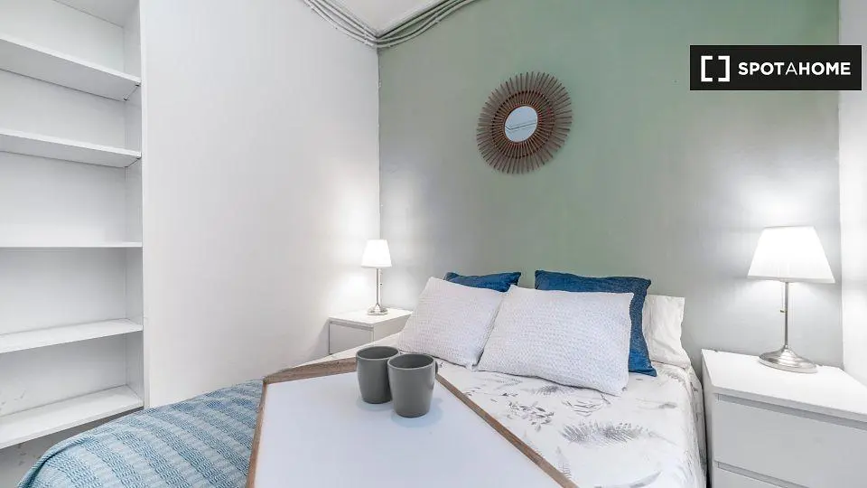 Camera da letto; luce naturale, stile moderno