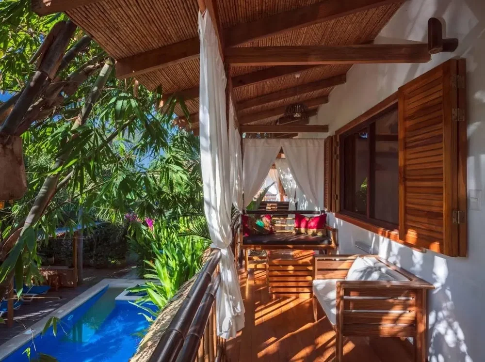Balkon; přirozené světlo, dřevěné trámy, dřevěná podlaha