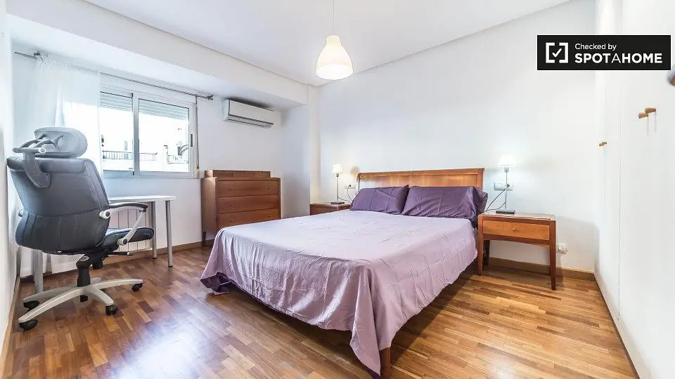 Chambre; parquet, lumière naturelle