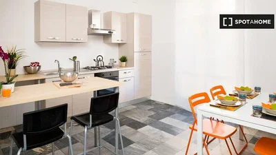 Cuisine; électroménager, carrelage, lumière naturelle
