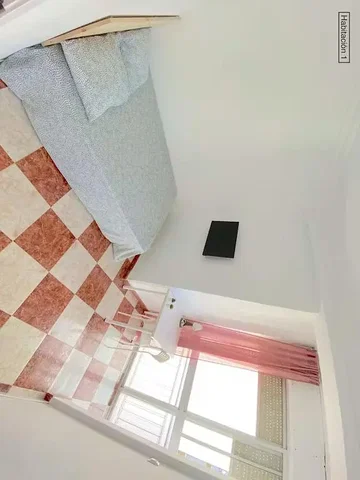 Badezimmer; fliesenboden, tageslicht