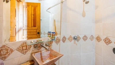 Badezimmer; fliesenboden, renovierungsbedürftig