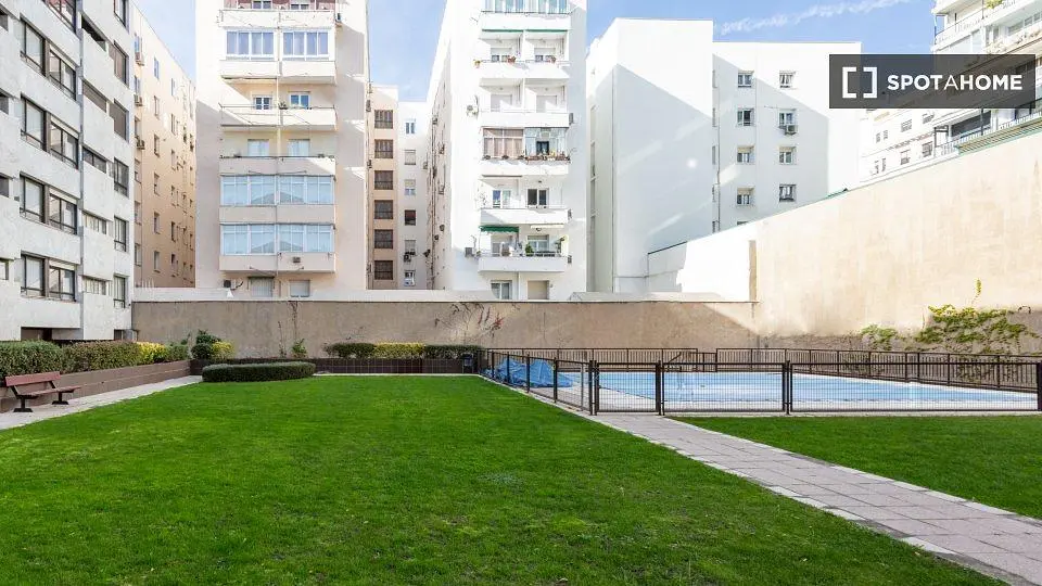 Maison et environs; vue, lumière naturelle