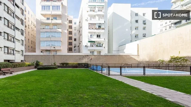 Maison et environs; vue, lumière naturelle