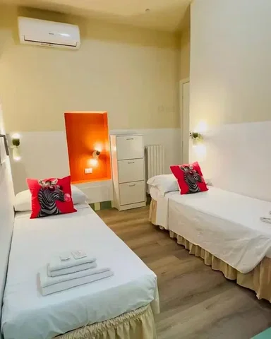 Ložnice; dřevěná podlaha, přirozené světlo