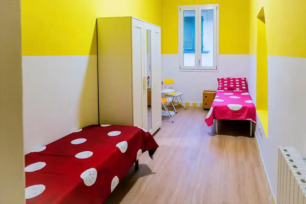 Quarto de criança; chão de madeira, luz natural