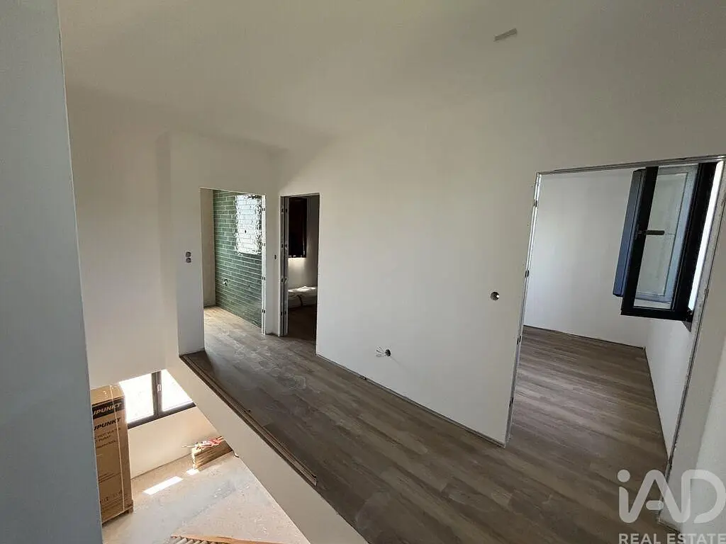 Autre; parquet, lumière naturelle, nécessite rénovation