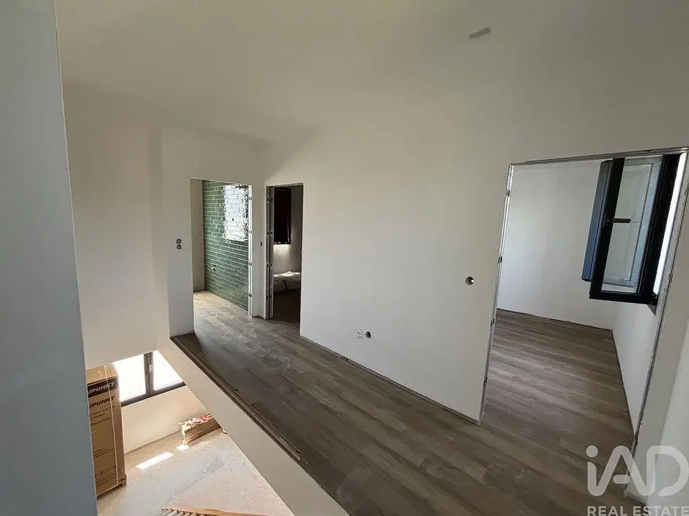 Autre; parquet, lumière naturelle, nécessite rénovation