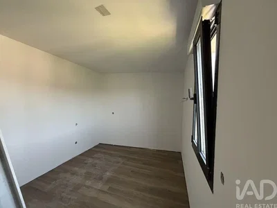 Chambre; parquet, lumière naturelle, nécessite rénovation