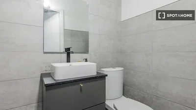 Toilettes; carrelage, rénové, lumière naturelle