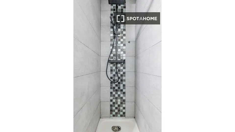 Toilettes; carrelage, rénové, lumière naturelle
