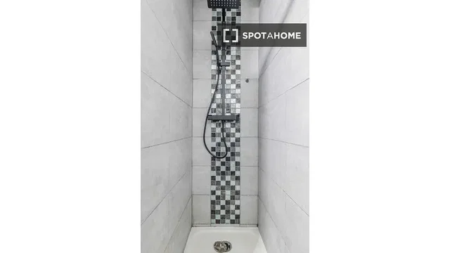 Toilettes; carrelage, rénové, lumière naturelle