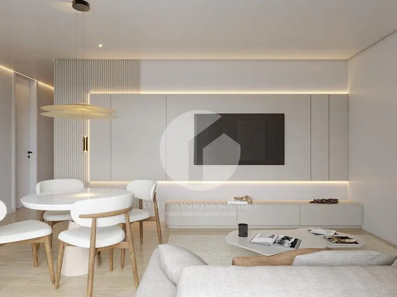 Oturma odası; modern stil, ahşap zemin, doğal ışık
