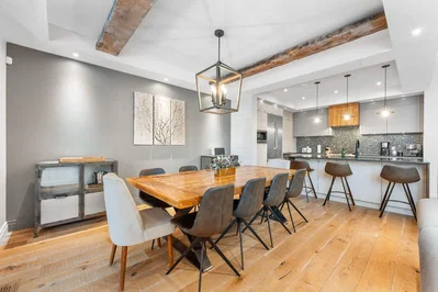 Esszimmer; holzboden, hohe decken, holzbalken, renoviert, tageslicht, moderner stil, küchengeräte