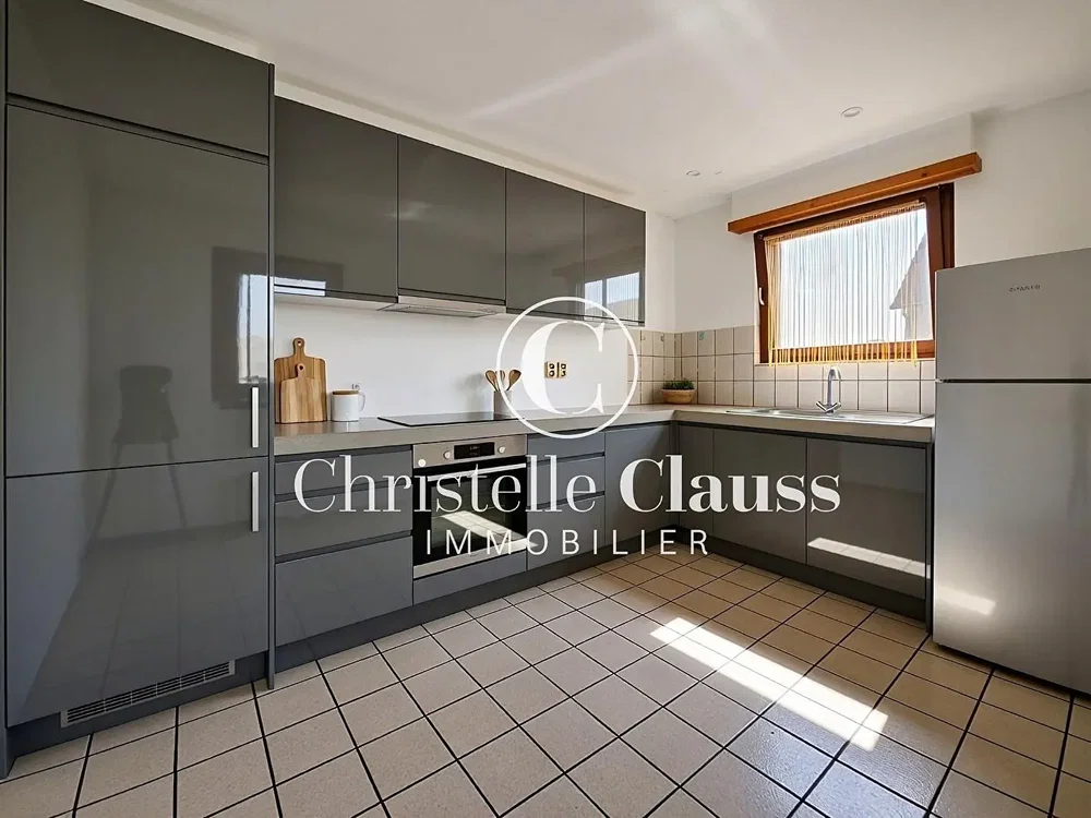 Cuisine; électroménager, carrelage, lumière naturelle