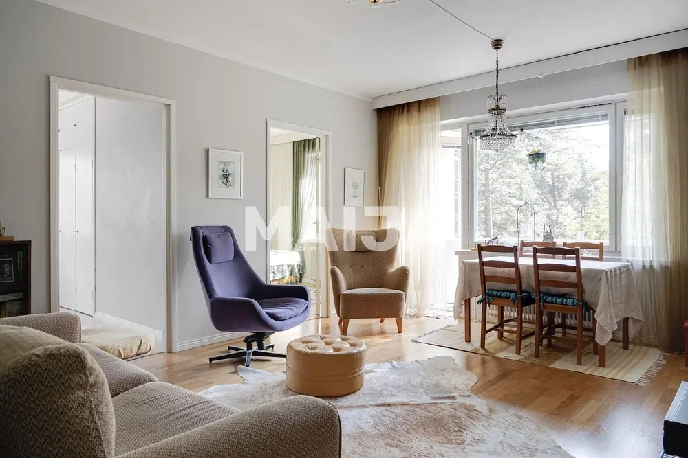 Salón; luz natural, suelo de madera