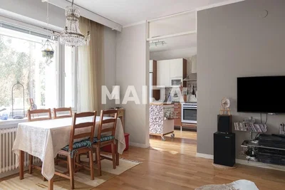 Salón; suelo de madera, luz natural