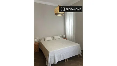 Schlafzimmer; tageslicht, holzboden