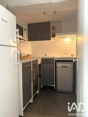 Cucina; elettrodomestici, pavimento in piastrelle