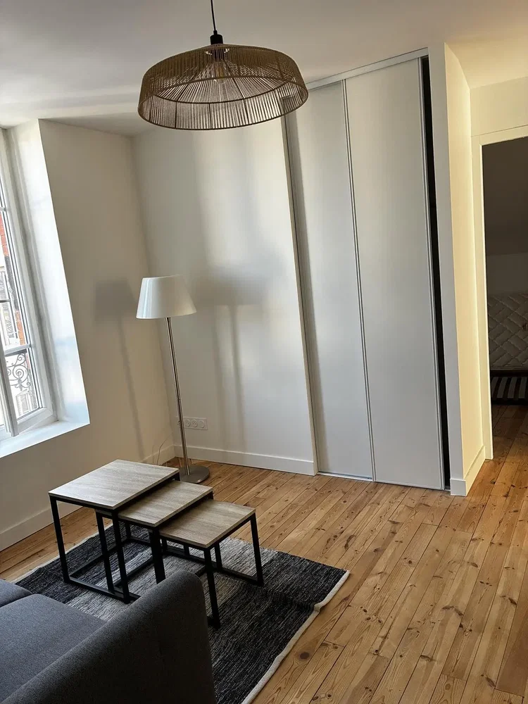 Wohnzimmer; holzboden, tageslicht
