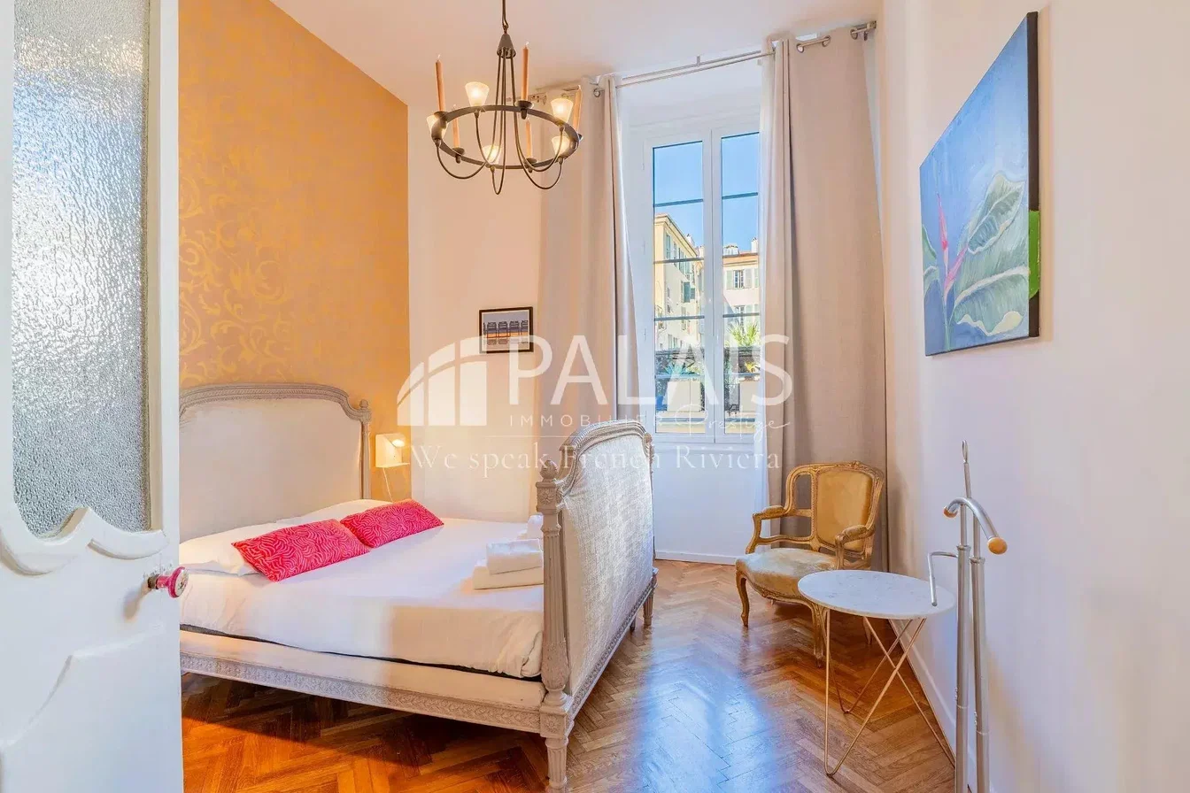 Ložnice; dřevěná podlaha, přirozené světlo, rustikální styl