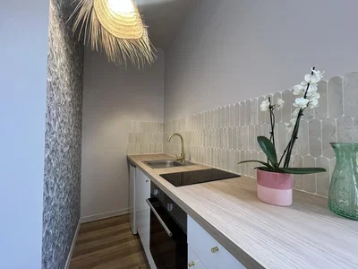 Küche; küchengeräte, tageslicht, moderner stil, renoviert, holzboden