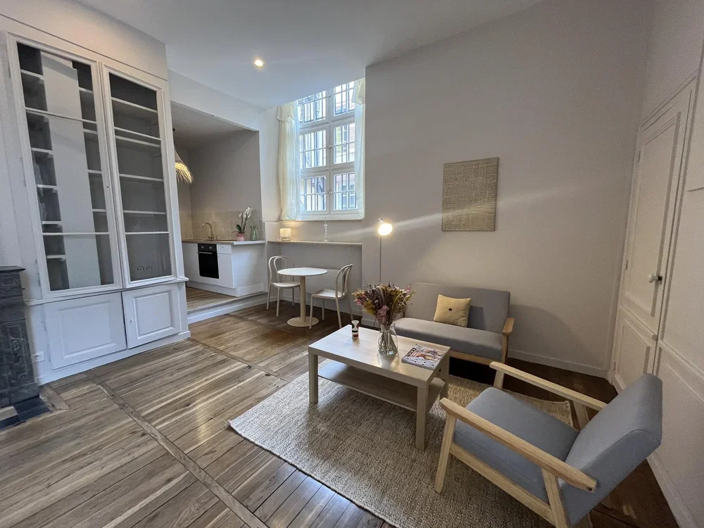 Wohnzimmer; holzboden, tageslicht, moderner stil