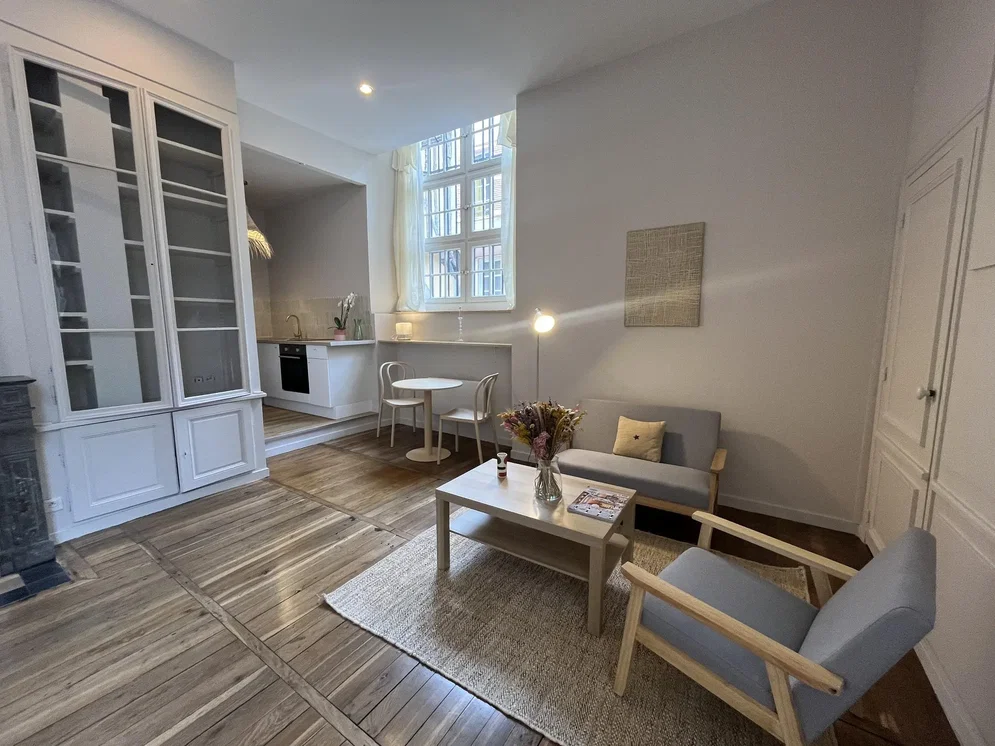 Wohnzimmer; holzboden, tageslicht, moderner stil