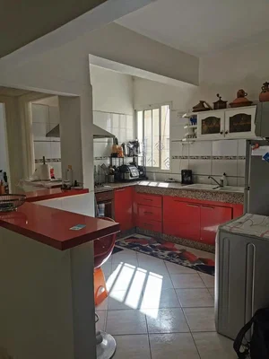 Cuisine; carrelage, électroménager, lumière naturelle