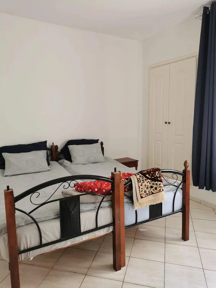 Chambre; carrelage, lumière naturelle