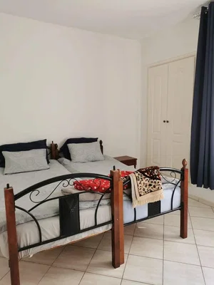 Chambre; carrelage, lumière naturelle