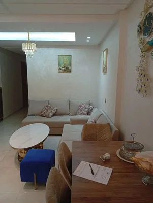 Salón; suelo de baldosas, luz natural