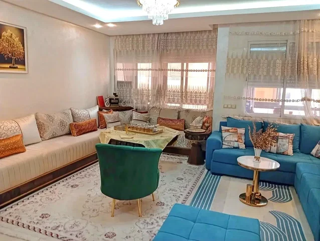 Sala de estar; estilo moderno, luz natural, chão de madeira