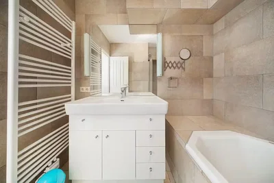 Salle de bain; carrelage, rénové, lumière naturelle