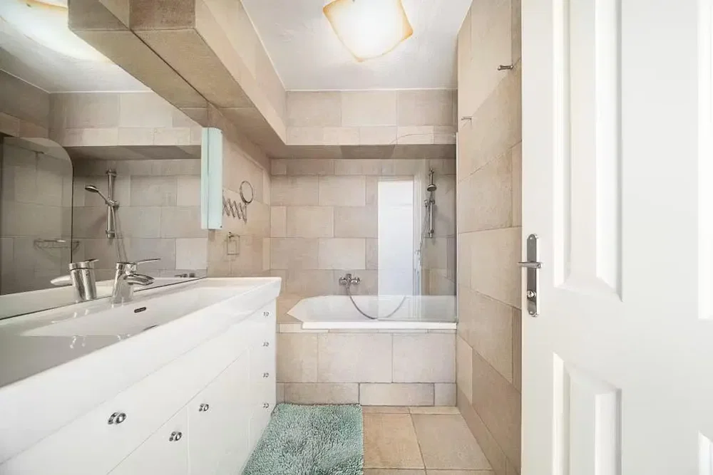 Salle de bain; carrelage, rénové, lumière naturelle