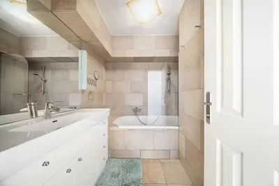 Salle de bain; carrelage, rénové, lumière naturelle