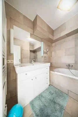 Salle de bain; carrelage, lumière naturelle