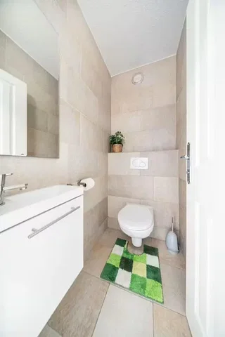 Toilette; fliesenboden, tageslicht