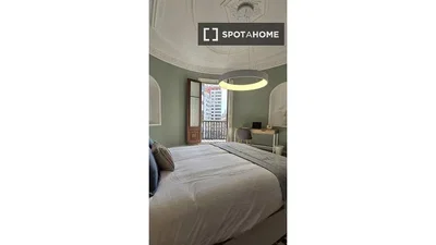 Bedroom; natural light, high ceiling