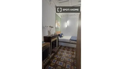 Schlafzimmer; fliesenboden, renovierungsbedürftig, tageslicht