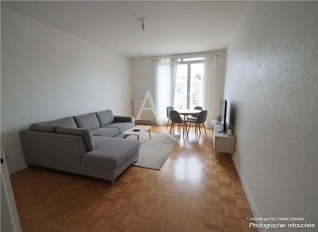 Obývací pokoj; dřevěná podlaha, přirozené světlo