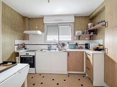 Kuhinja; kućanski aparati, pločice, potrebna renovacija, prirodna svjetlost