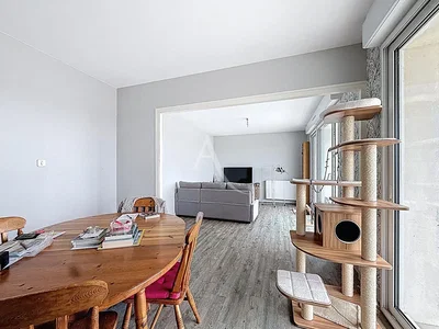 Dnevni boravak; drveni pod, prirodna svjetlost, moderan stil
