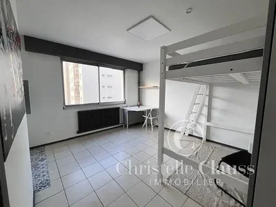 Kinderkamer; tegelvloer, natuurlijk licht