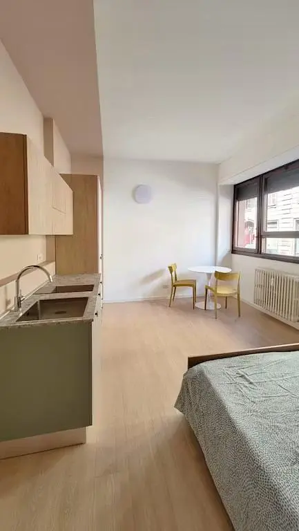 Cucina; luce naturale, pavimento in legno
