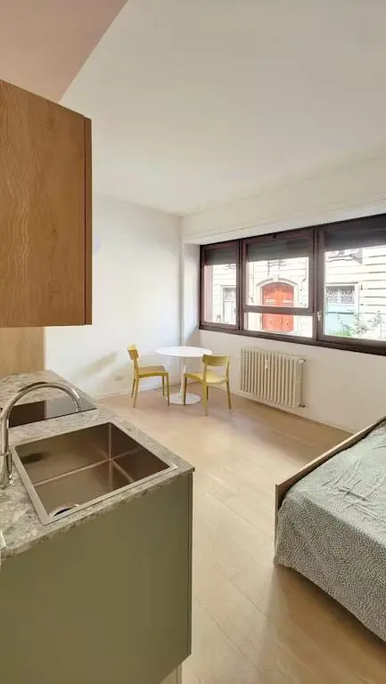 Cucina; luce naturale, pavimento in legno